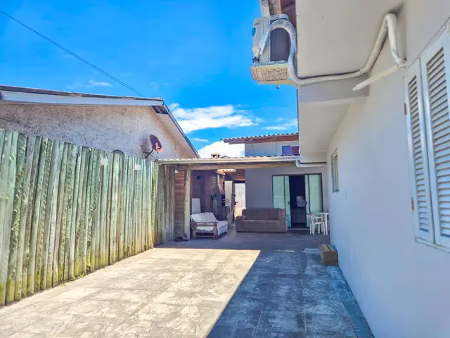 Garagem coberta da pousada