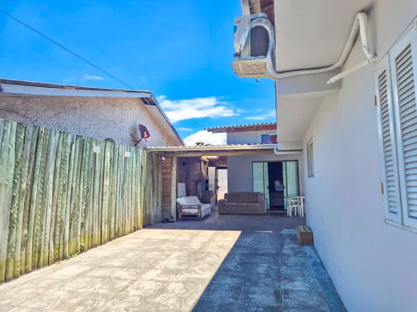 Garagem coberta da pousada