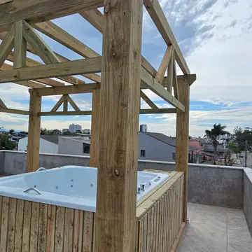 Hidromassagem na cobertura da Casa de Cima com vista panorâmica de Torres