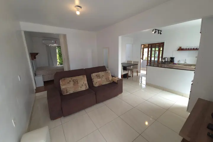 Sala de estar da Casa de Cima com sofá e TV smart