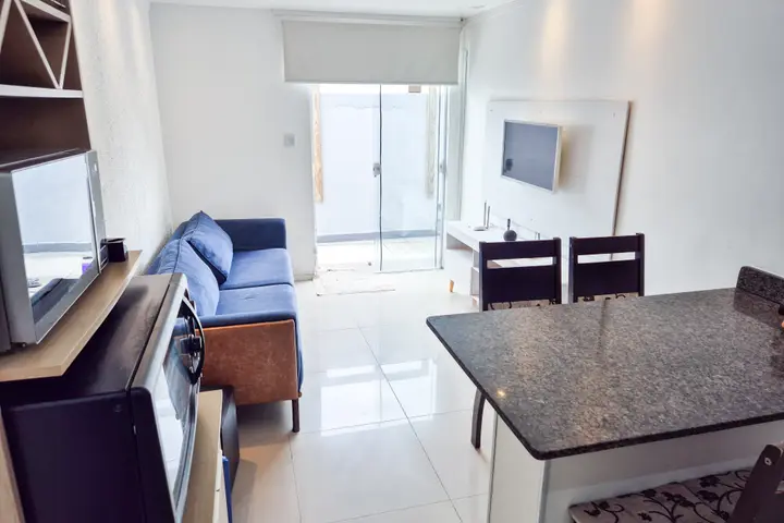 Vista geral da Fundos Viva, com sala ampla e cozinha americana