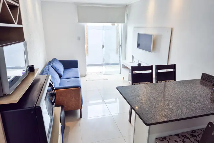 Vista geral da Fundos Viva, com sala ampla e cozinha americana