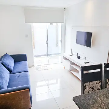 Sala ampla da Fundos Viva com sofá e TV smart