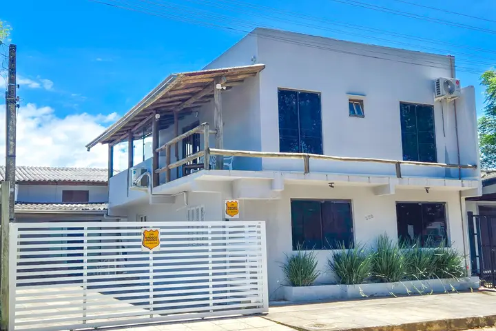 Fachada da pousada, onde fica a Casa Rústica, térrea e na frente