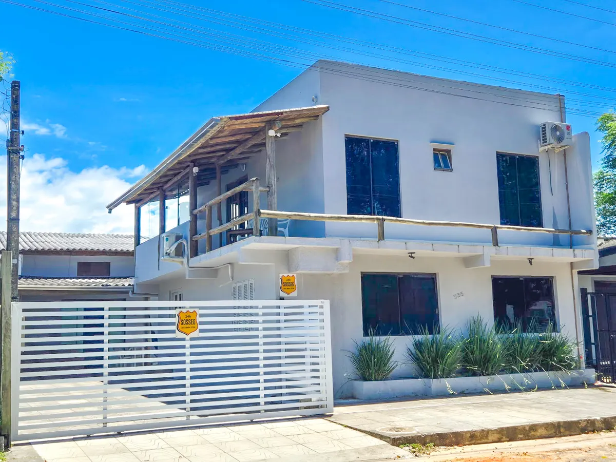 Fachada da pousada, onde fica a Casa Rústica, térrea e na frente