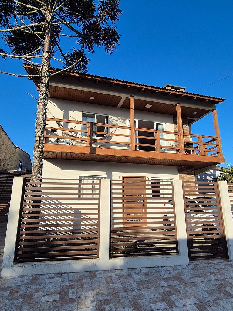 Aconchegante Casa com Sacada e Ar, Próxima à Praia