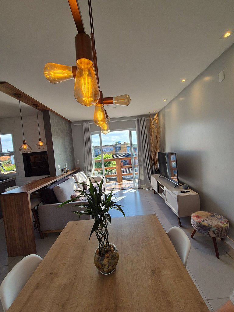 Aconchegante com sacada e ar-condicionado perto da praia