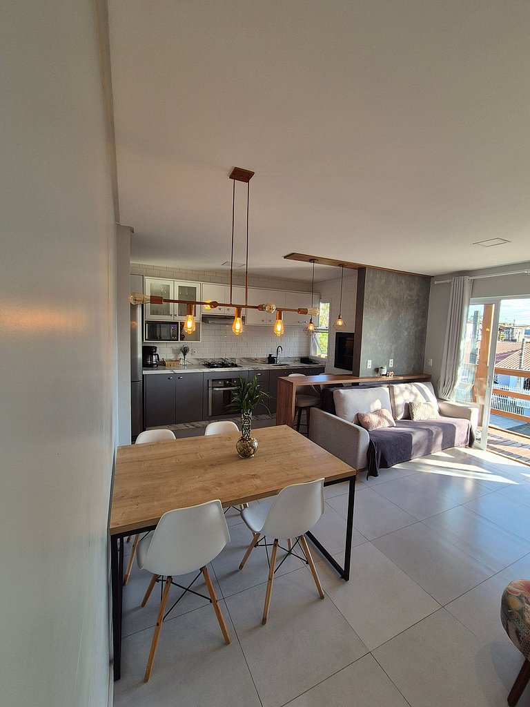 Aconchegante com sacada e ar-condicionado perto da praia