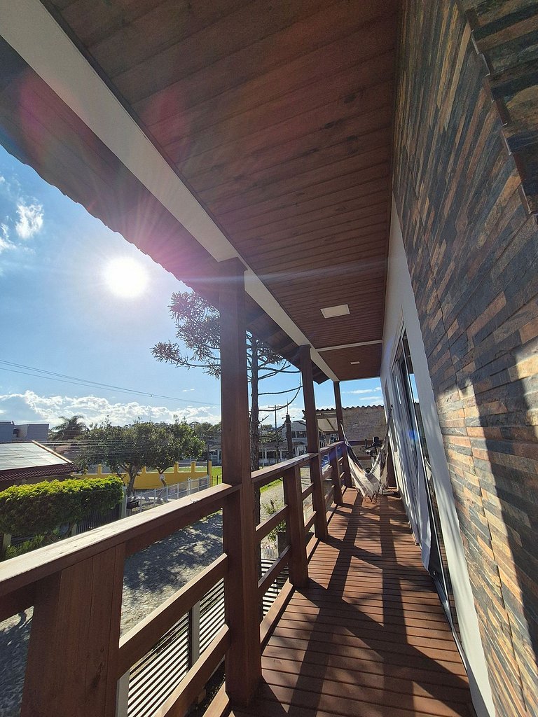 Aconchegante com sacada e ar-condicionado perto da praia