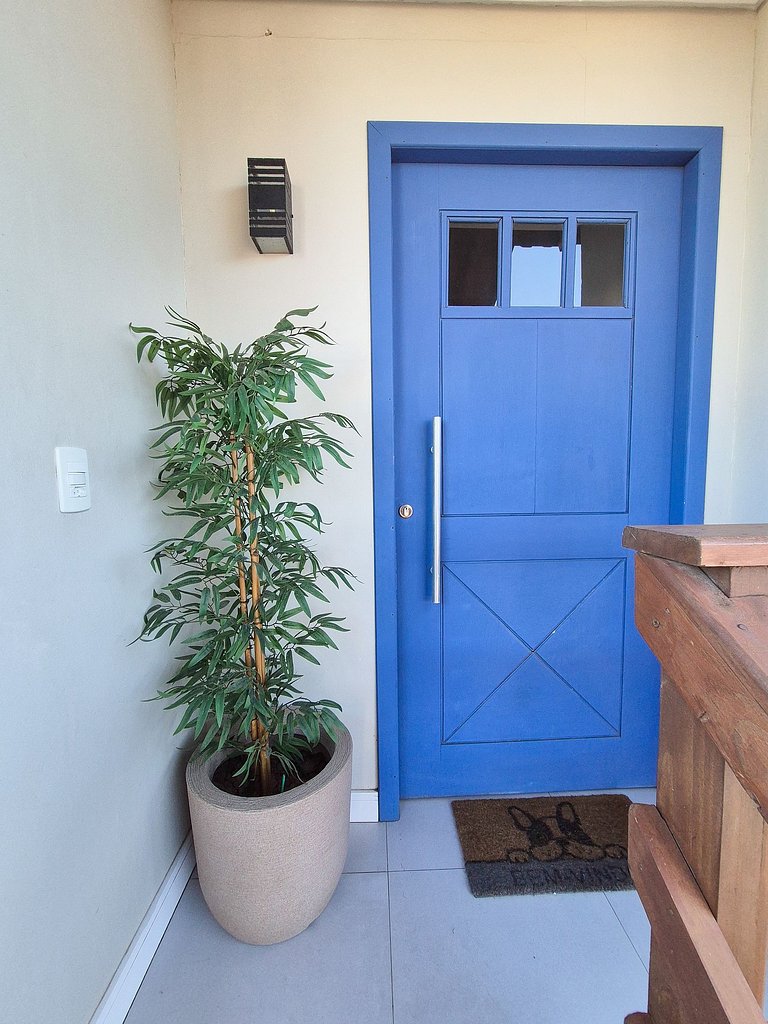 Aconchegante com sacada e ar-condicionado perto da praia