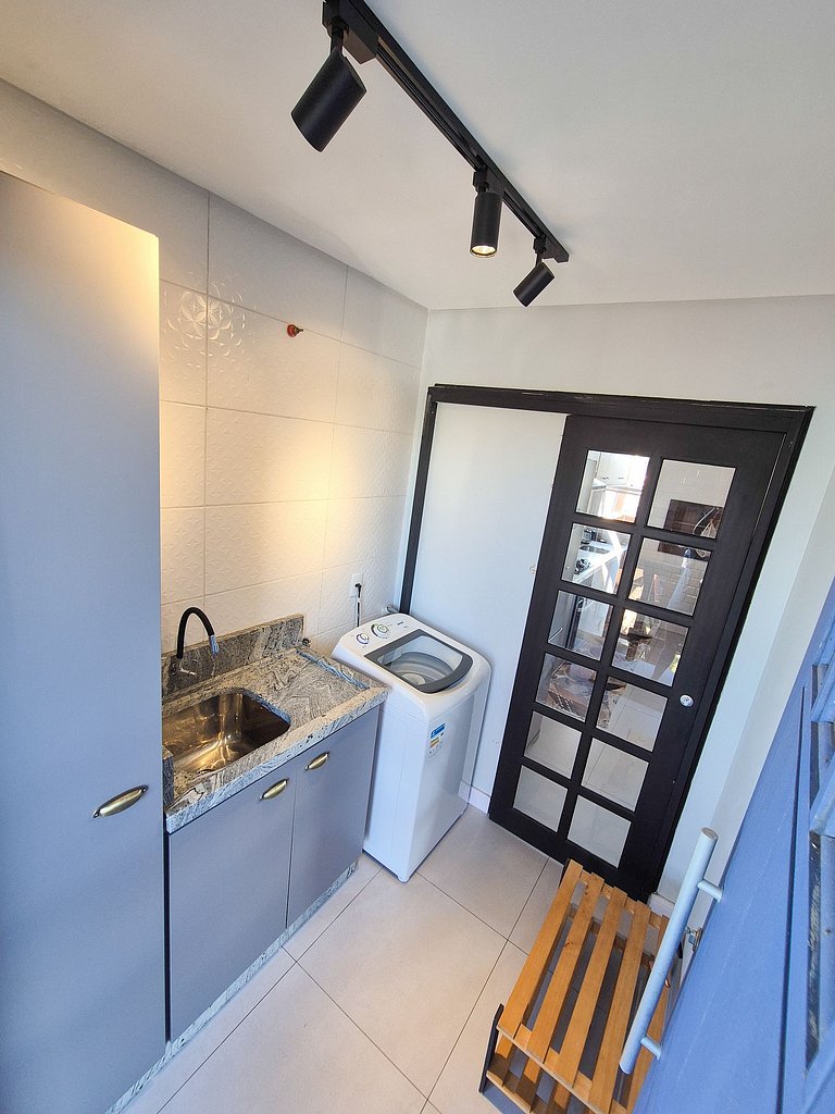 Aconchegante com sacada e ar-condicionado perto da praia