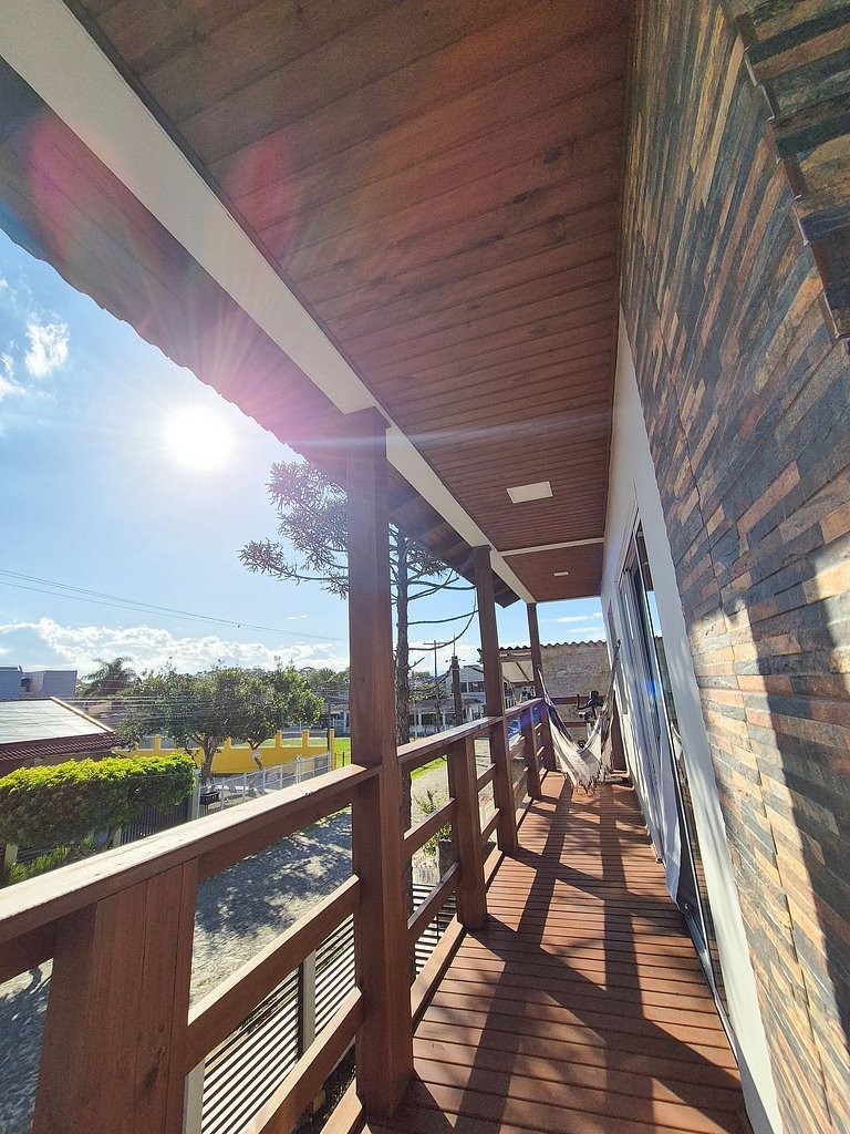 Aconchegante com sacada e ar-condicionado perto da praia