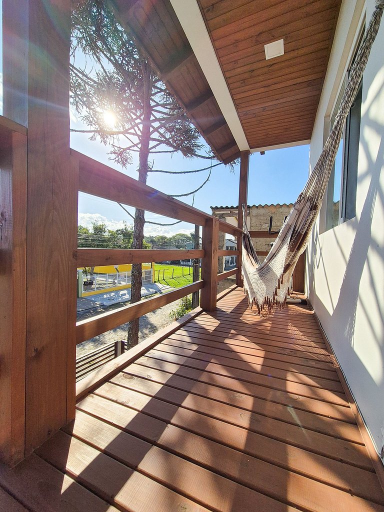 Aconchegante com sacada e ar-condicionado perto da praia