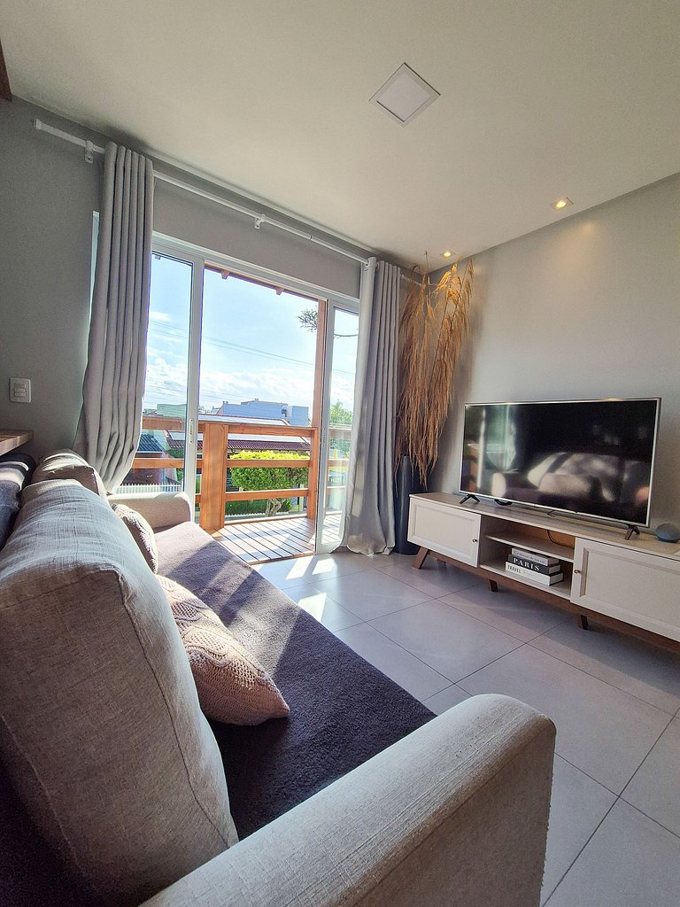 Aconchegante com sacada e ar-condicionado perto da praia