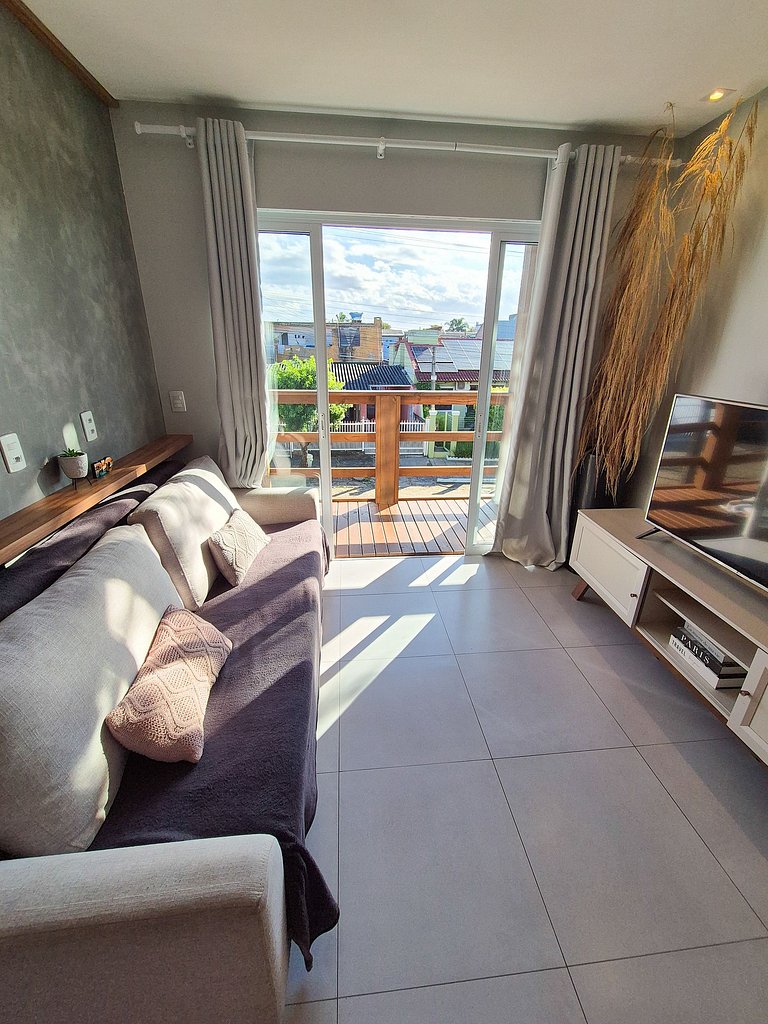 Aconchegante com sacada e ar-condicionado perto da praia