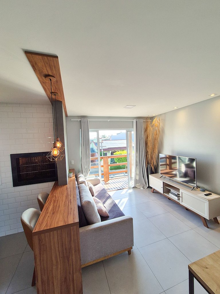 Aconchegante com sacada e ar-condicionado perto da praia