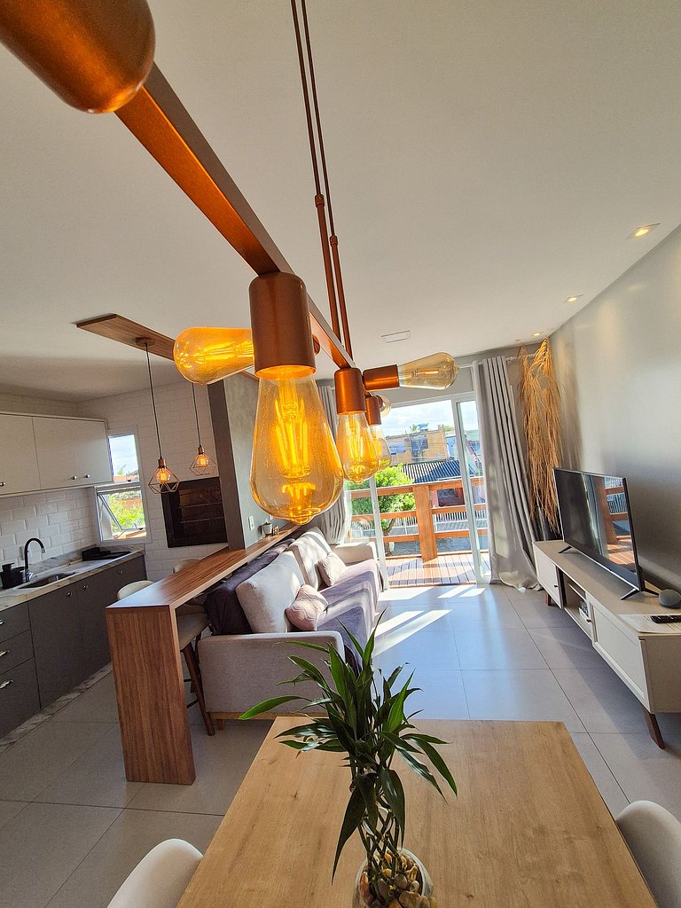 Aconchegante com sacada e ar-condicionado perto da praia