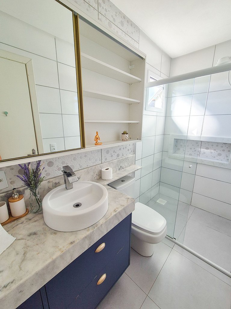 Aconchegante com sacada e ar-condicionado perto da praia