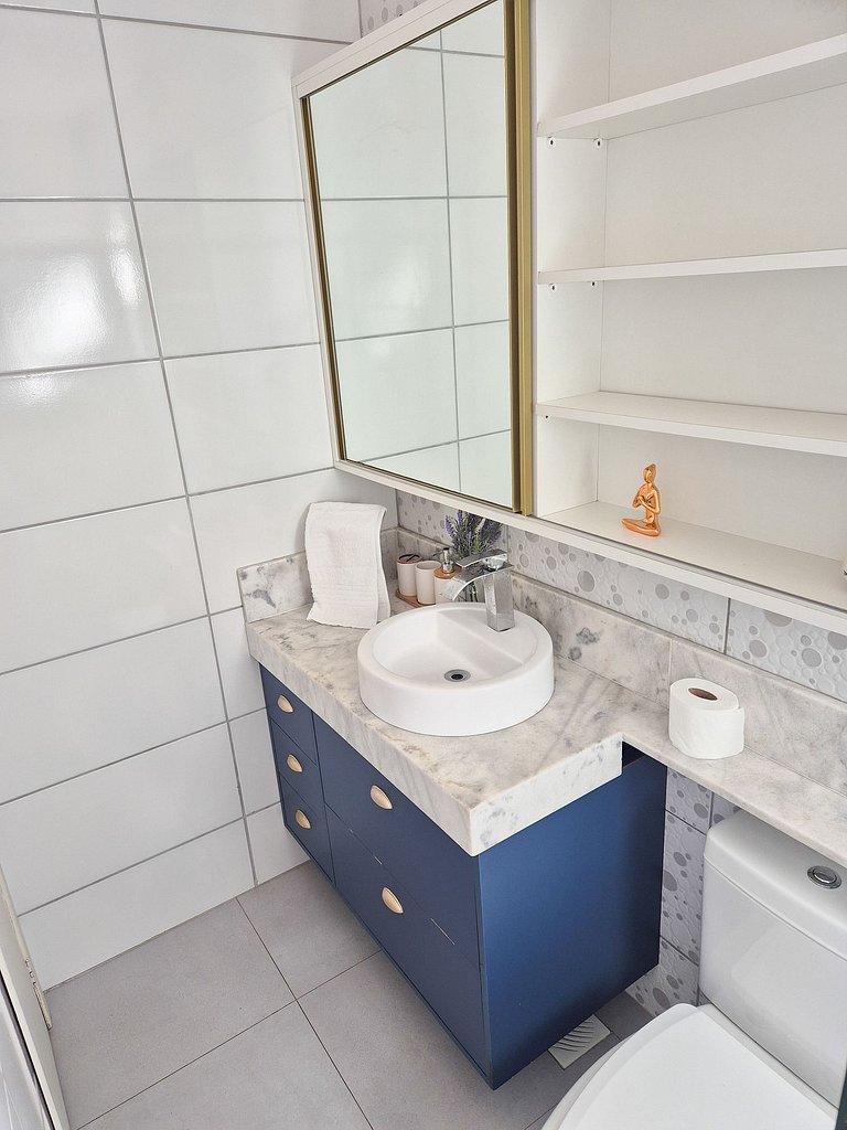 Aconchegante com sacada e ar-condicionado perto da praia