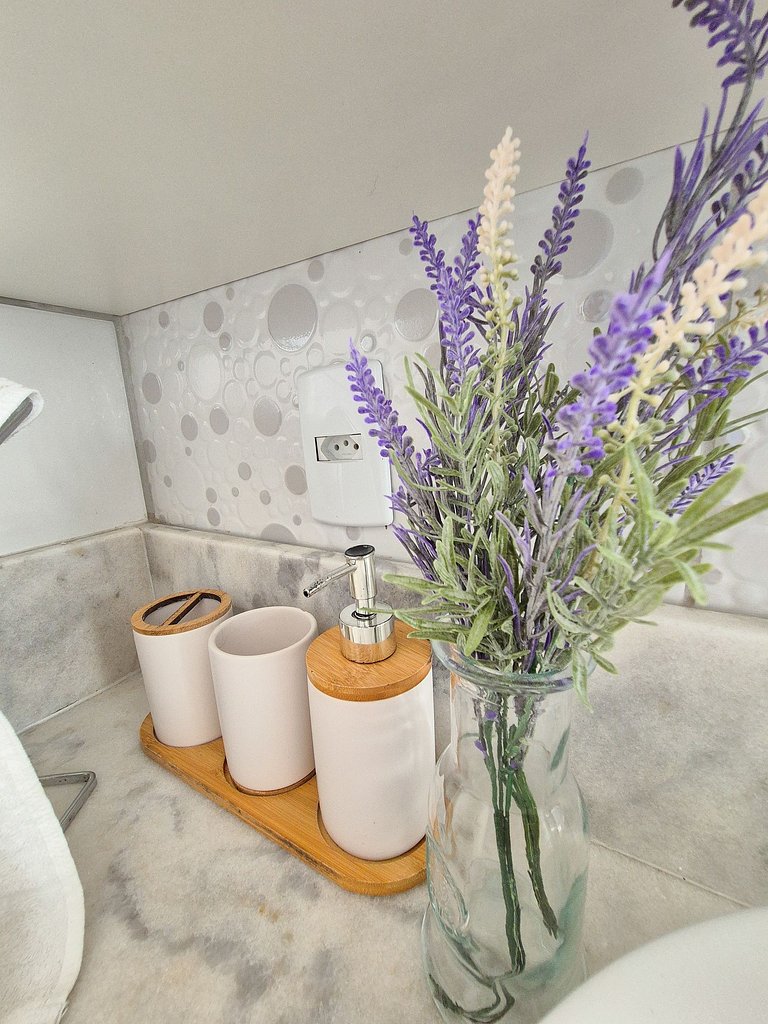 Aconchegante com sacada e ar-condicionado perto da praia