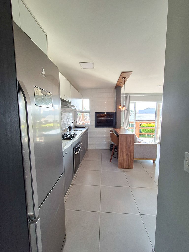 Aconchegante com sacada e ar-condicionado perto da praia