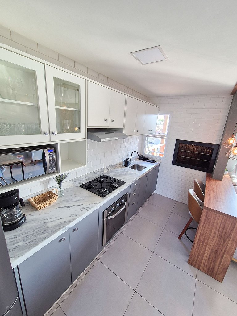 Aconchegante com sacada e ar-condicionado perto da praia