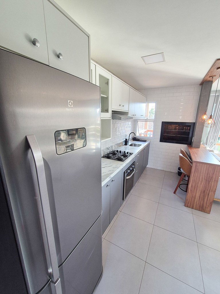 Aconchegante com sacada e ar-condicionado perto da praia