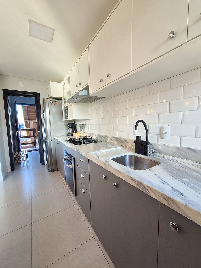 Aconchegante com sacada e ar-condicionado perto da praia