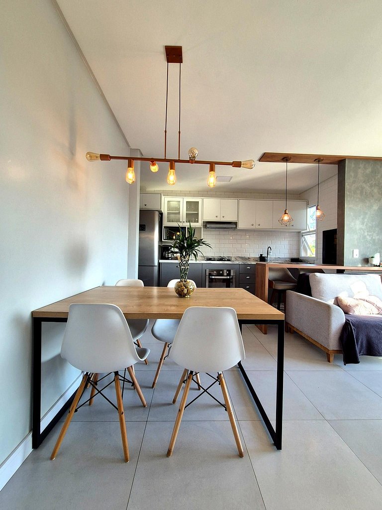 Aconchegante com sacada e ar-condicionado perto da praia