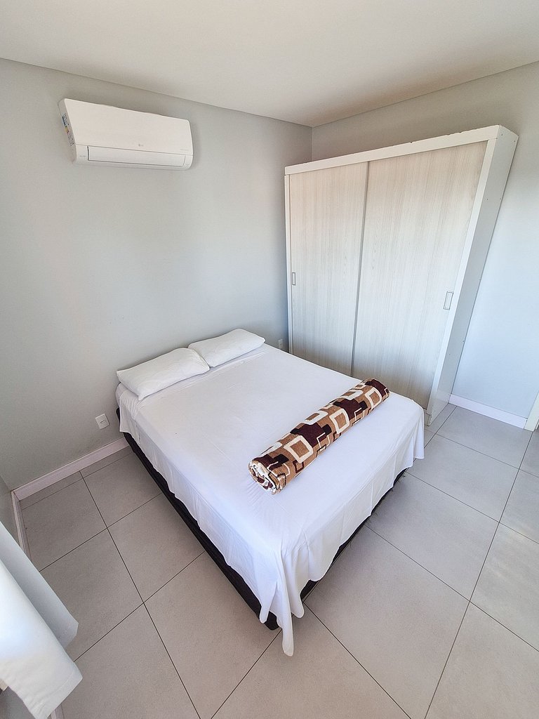 Aconchegante Casa com Sacada e Ar, Próxima à Praia