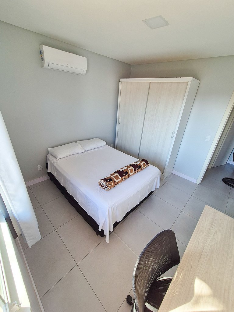 Aconchegante Casa com Sacada e Ar, Próxima à Praia