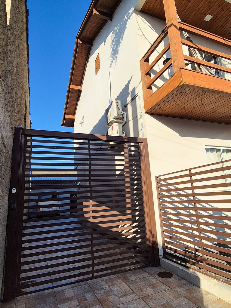 Aconchegante com sacada e ar-condicionado perto da praia