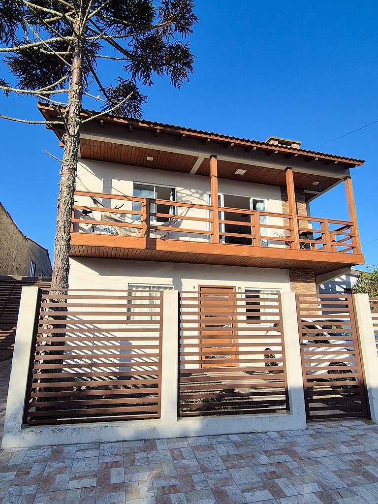 Aconchegante Casa com Sacada e Ar, Próxima à Praia