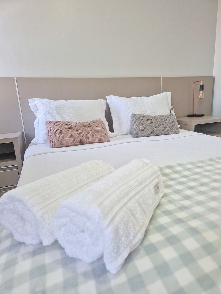 Aconchegante Casa com Sacada e Ar, Próxima à Praia