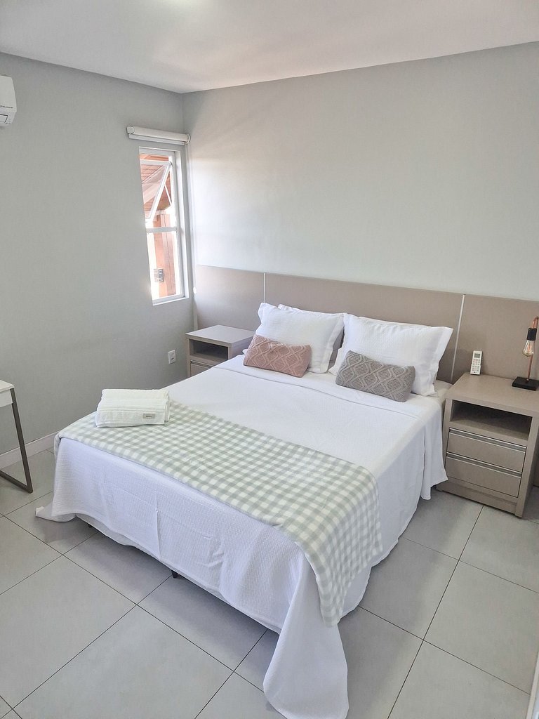 Aconchegante Casa com Sacada e Ar, Próxima à Praia