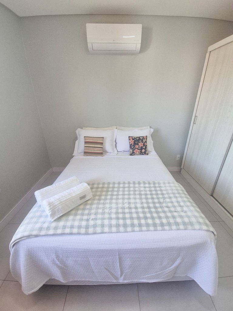 Aconchegante Casa com Sacada e Ar, Próxima à Praia