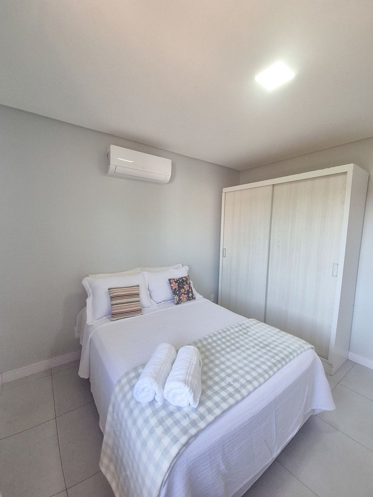 Aconchegante Casa com Sacada e Ar, Próxima à Praia